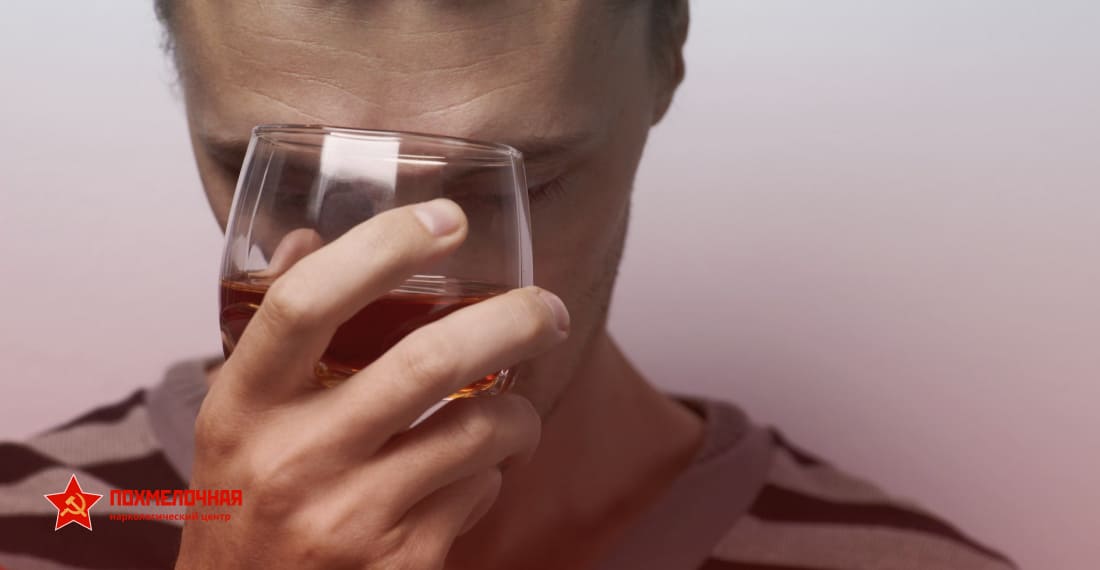 Мужчина приложил стакан к голове